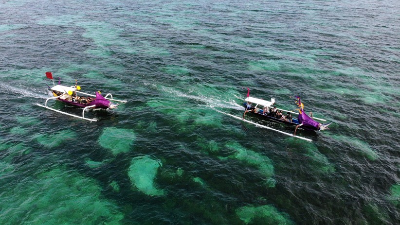 Nelayan Hias Perahu Jukung untuk Menarik Wisatawan ke Pantai Pandawa Bali - Bagian 1