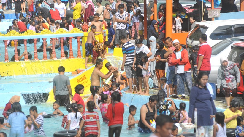 Penampakan Kolam Pemandian Alam Mega Mendung Sumatera Barat Dipadati Pengunjung - Bagian 2