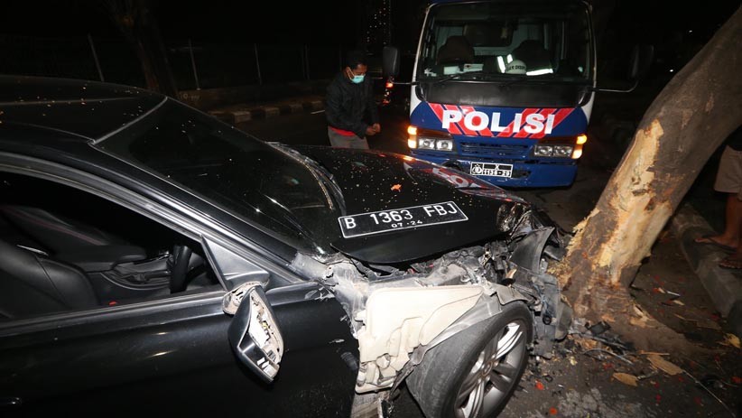 Mobil Sedan BMW Ringsek Tabrak Pohon di Surabaya - Bagian 2