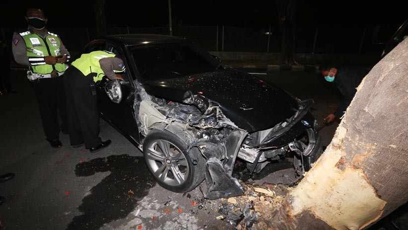 Mobil Sedan BMW Ringsek Tabrak Pohon di Surabaya - Bagian 1