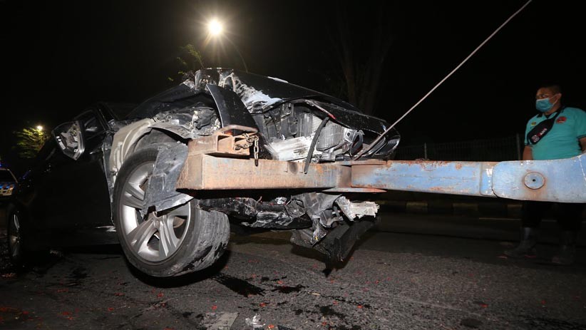 Mobil Sedan BMW Ringsek Tabrak Pohon di Surabaya - Bagian 3