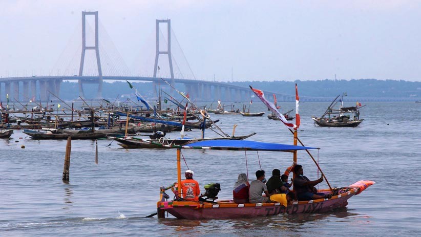 Serunya Menyusuri Sungai di Kalimantan dengan Perahu Tradisional