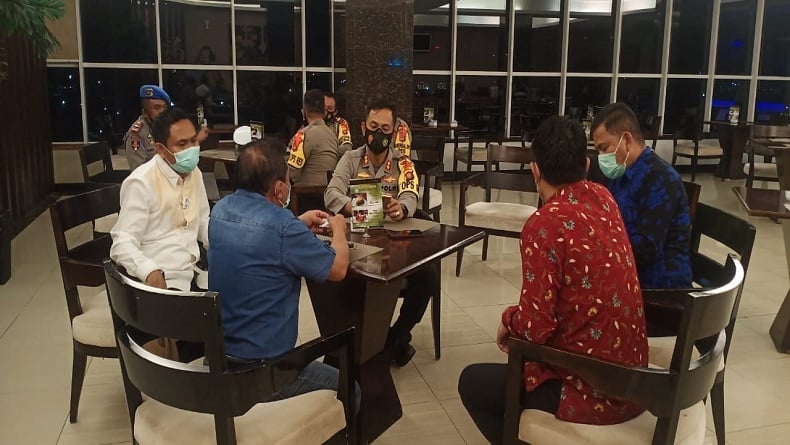 title Polisi dan Tim Gugus Tugas Kota Gorontalo Bubarkan Acara Bawaslu Award Polisi dan Tim Gugus Tugas Kota Gorontalo Bubarkan Acara Bawaslu Award