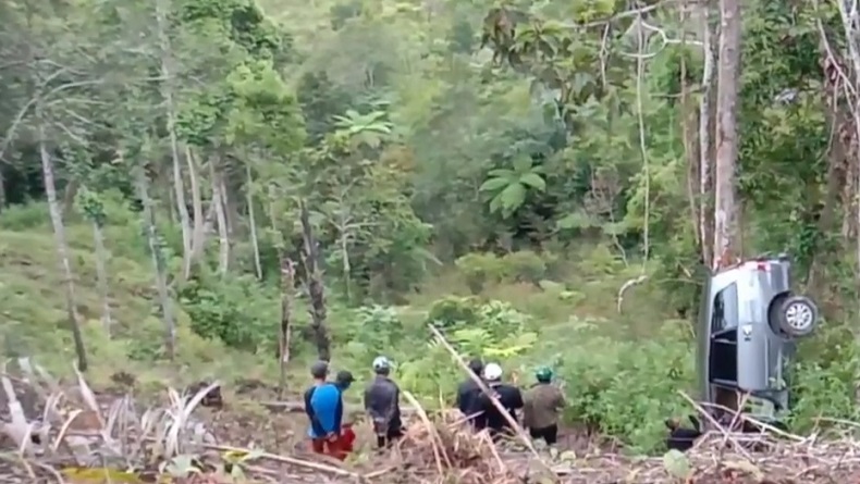 Sulit Menanjak Mobil Inova Masuk Jurang Sedalam 50 Meter di Lampung Barat