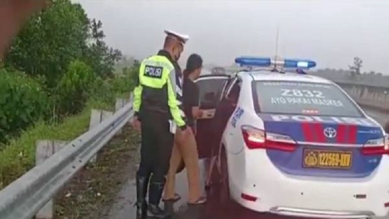 Kabur dari Suami, Ibu dan 2 Anak Kehujanan Jalan Kaki di Tol Trans Sumatera
