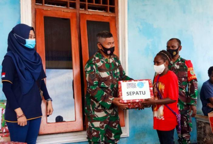 TNI dan Relawan Pendidikan Bagikan Bingkisan Natal ke Anak-Anak Papua