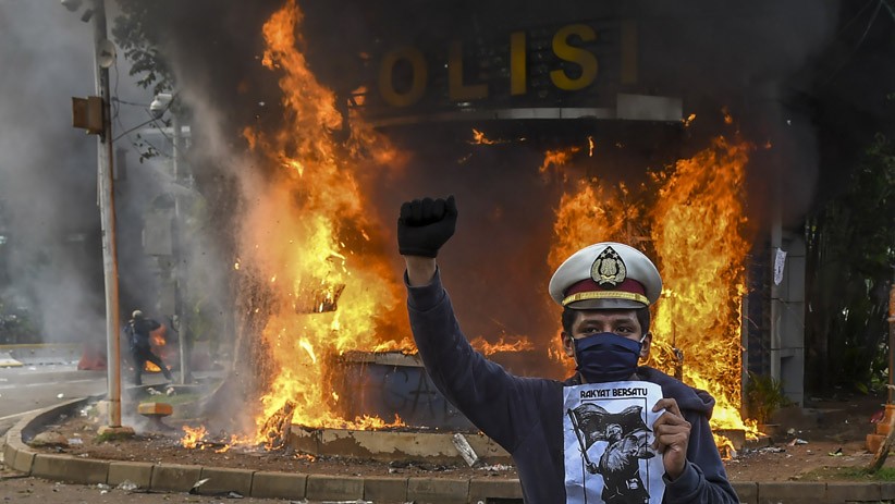 10 Foto Peristiwa Tahun 2020, Nomor 3 Pos Polisi Dibakar Massa - Bagian 3
