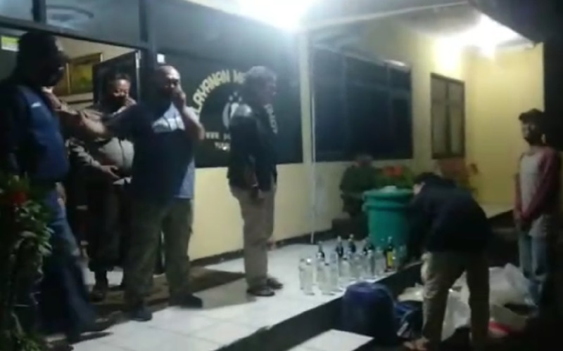 Jelang Tahun Baru, Polisi Gerebek Gudang Miras di Tasikmalaya, Sita Ratusan Liter Tuak