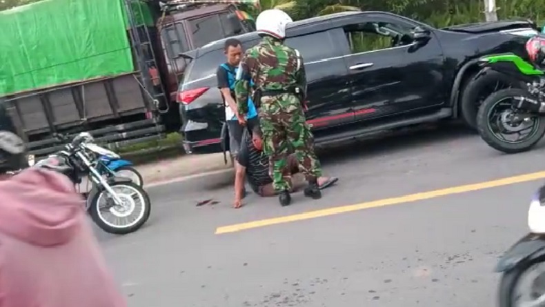 title Kronologi Sopir Ugal-ugalan Dihajar Massa usai Tabrak Motor Anggota TNI di Lanud Iskandar Kronologi Sopir Ugal-ugalan Dihajar Massa usai Tabrak Motor Anggota TNI di Lanud Iskandar