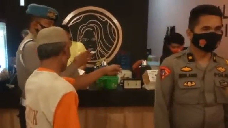 Pria Paruh Baya di Makassar Marah-Marah saat Terjaring Razia di Kafe