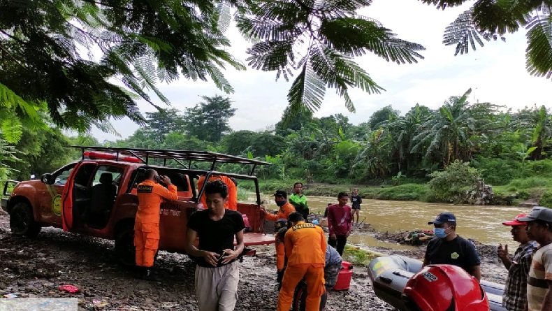 Bocah 12 Tahun Terseret Air Bandang saat Asyik Berenang di Sungai Grenjeng Cirebon