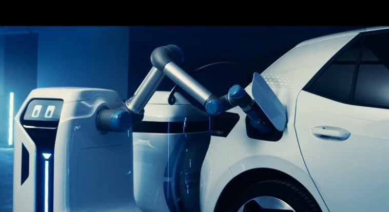 VW Uji Kecanggihan Robot Pengisi Daya Mobil Listrik