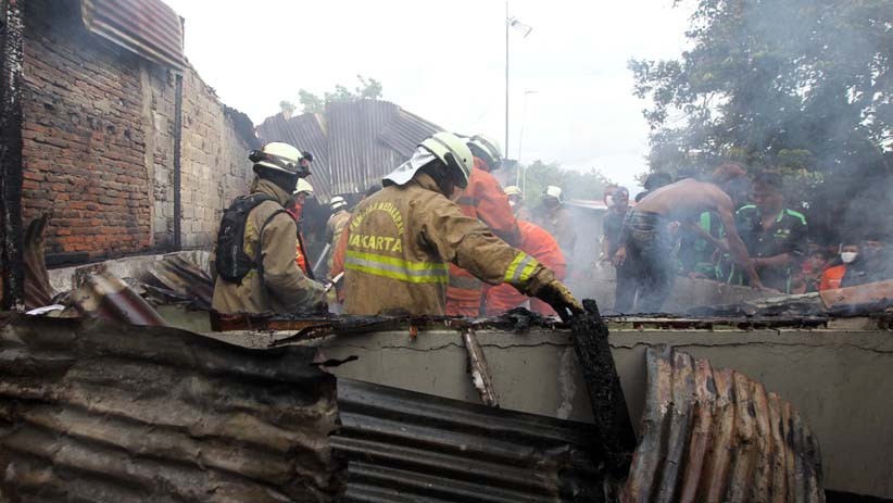Rumah Terbakar di Rawadas Pondok Kopi, 10 Mobil Pemadam Dikerahkan - Bagian 3