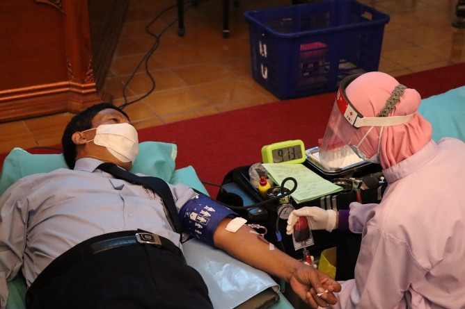Gelar Donor Darah, UNS Data Penyintas Covid-19