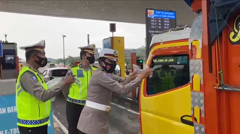 Tekan Covid-19 Akhir Tahun, Korlantas Polri Bagi Masker dan Hand Sanitizer di Trans Jawa 