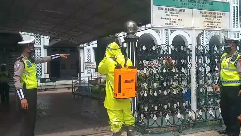 title Tim Covid-19 Pasuruan Sterilkan Masjid Pascaribuan Pelayat Hadiri Pemakaman Habib Hasan Tim Covid-19 Pasuruan Sterilkan Masjid Pascaribuan Pelayat Hadiri Pemakaman Habib Hasan