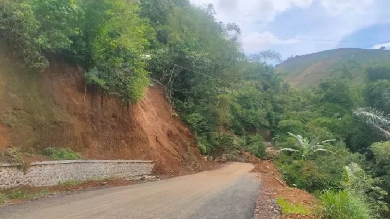 Alat Berat Milik Dinas PUTR Majalengka Tak Mampu Atasi Material Longsor Tebing Cibunut
