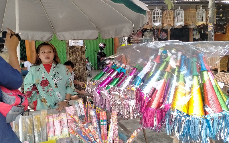 title Kisah Pedagang Terompet Tahun Baru, Berkumpul Dilarang Warga Takut Meniup Kisah Pedagang Terompet Tahun Baru, Berkumpul Dilarang Warga Takut Meniup