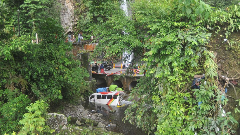Kecelakaan Beruntun di Lembah Anai, Minibus Masuk Sungai - Bagian 2