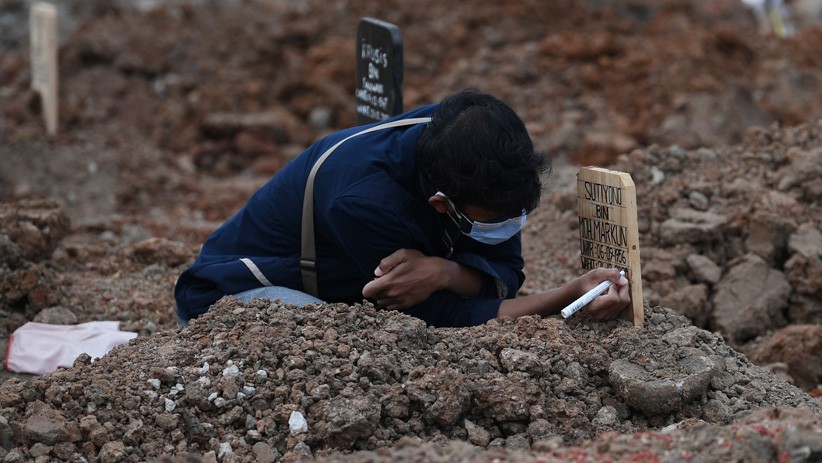Angka Kematian Tinggi, Lahan Pemakaman Korban Covid Semakin Sempit - Bagian 4
