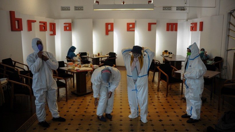 Pengunjung Restoran di Bandung Jalani Rapid Test Antigen Gratis - Bagian 2