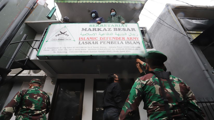 Atribut FPI Dibongkar Polisi dan TNI - Bagian 1