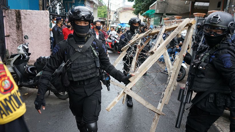 Atribut FPI Dibongkar Polisi dan TNI - Bagian 4