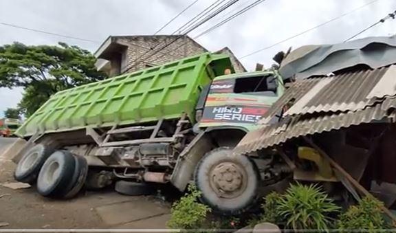Sopir Mengantuk, Truk Elpiji Tabrak Truk Parkir lalu Seruduk Rumah di Gresik