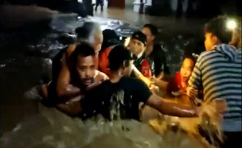 Banjir Bandang Terjang 3 Desa di Madiun, Anggota TNI Evakuasi Nenek dari Kepungan Air 