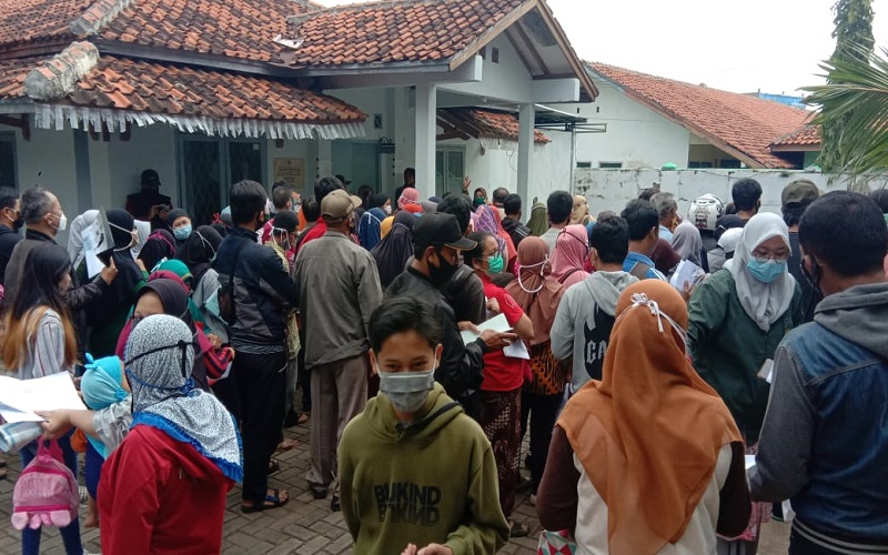 Demi Rp100.000, Warga KBB Nekat Abaikan Prokes dan Berdesakan di Kantor Desa