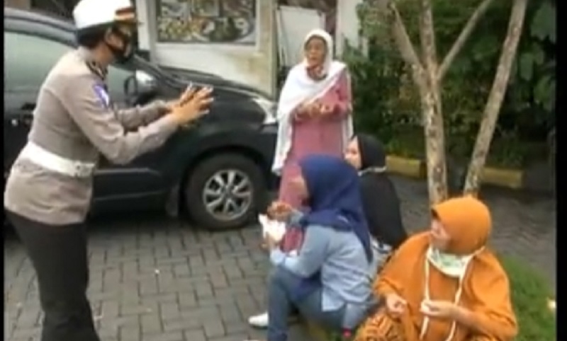 title Cegah Kerumunan, Polisi Berlakukan Sistem Buka Tutup di Rest Area Surabaya-Gempol Cegah Kerumunan, Polisi Berlakukan Sistem Buka Tutup di Rest Area Surabaya-Gempol