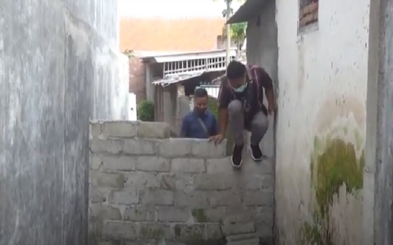 title Tak Mampu Bayar Lahan Jalan, Warga di Lombok Naik Turun Tembok untuk Keluar Rumah Tak Mampu Bayar Lahan Jalan, Warga di Lombok Naik Turun Tembok untuk Keluar Rumah