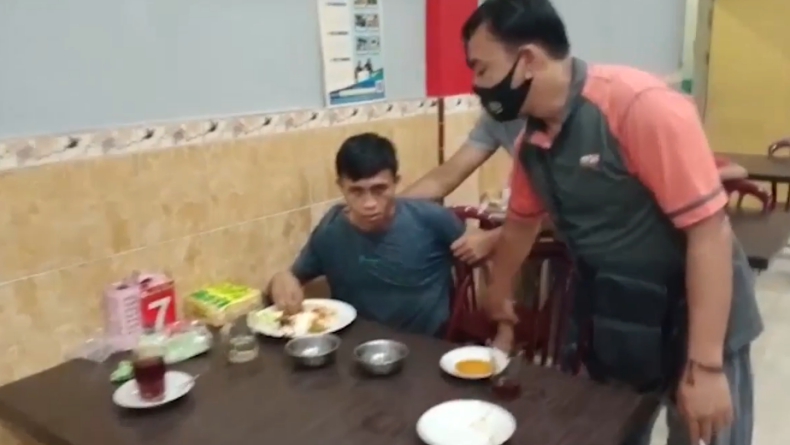 Asyik Makan Nasi Padang, Pencuri Rumah Kosong  Bengong saat Ditangkap Polisi