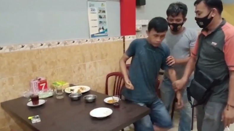 DEF Dukun, pencuri rumah kosong ditangkap polisi saat makan nasi padang (Budi Sunandar/iNews)