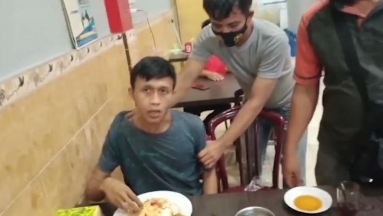 DEF Dukun, pencuri rumah kosong ditangkap polisi saat makan nasi padang (Budi Sunandar/iNews)