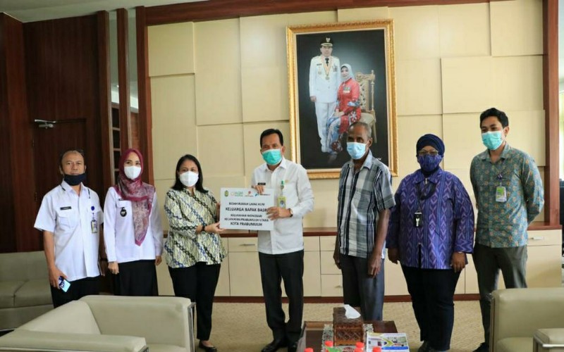 Warga Kurang Mampu di Prabumulih Terima Bantuan Bedah Rumah 