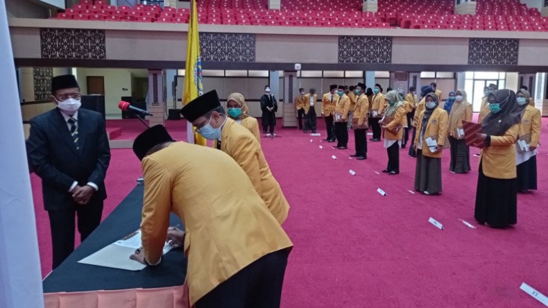 Universitas Negeri Padang Lantik 57 Pejabat Fungsional