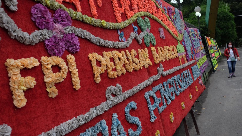 Puluhan Karangan Bunga Dukung Pembubaran FPI di Medan - Bagian 2