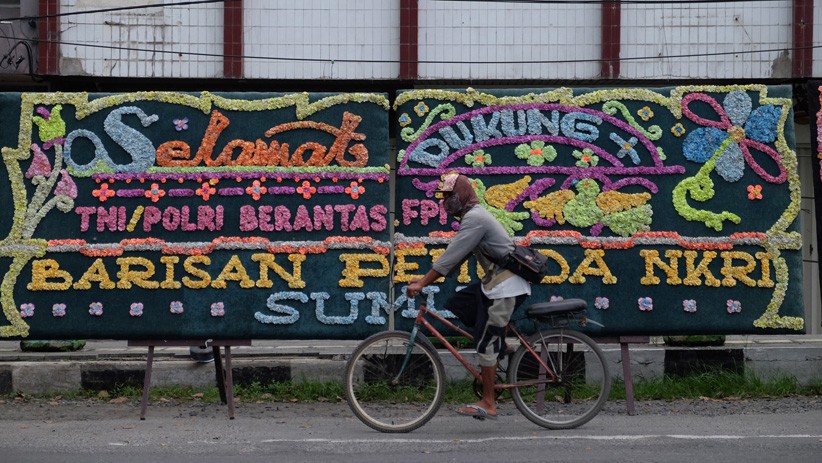 Puluhan Karangan Bunga Dukung Pembubaran FPI di Medan - Bagian 1