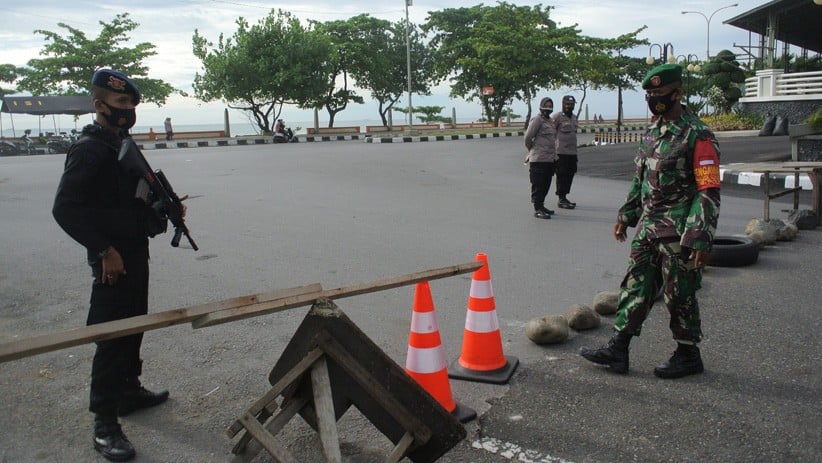 Cegah Kerumunan, Polisi Bersenjata Jaga Pantai Padang Sumatera Barat  - Bagian 1