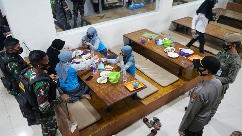 Jam Malam Berlaku di Makassar, Petugas Gabungan Razia Rumah Makan - Bagian 3