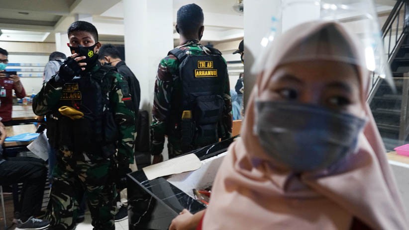 Jam Malam Berlaku di Makassar, Petugas Gabungan Razia Rumah Makan - Bagian 2