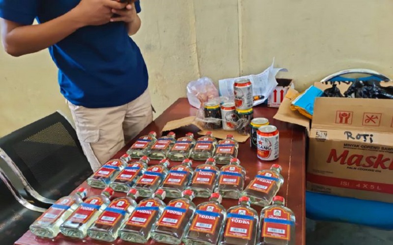 Gelar Razia di Bandara, Polres Puncak Jaya Amankan 24 Botol Miras
