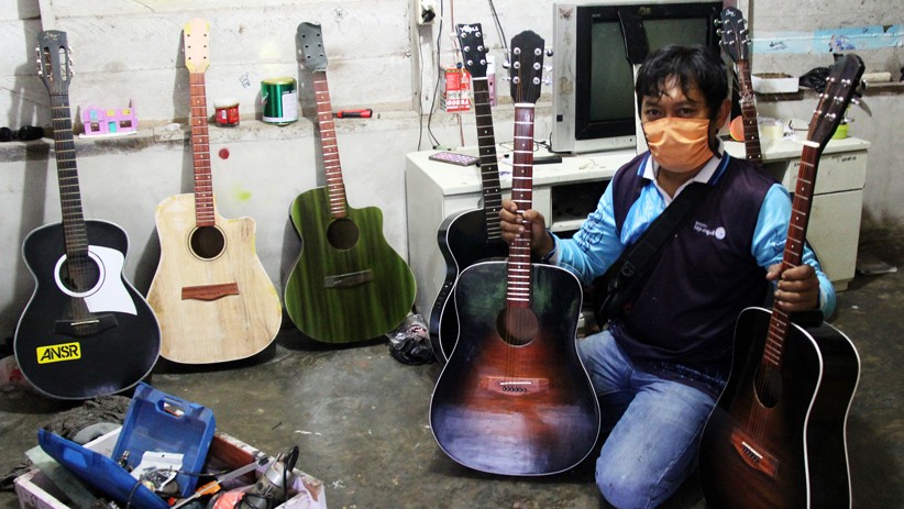 Perajin Gitar Rumahan di Dumai, Sehari Produksi 10 Buah - Bagian 1