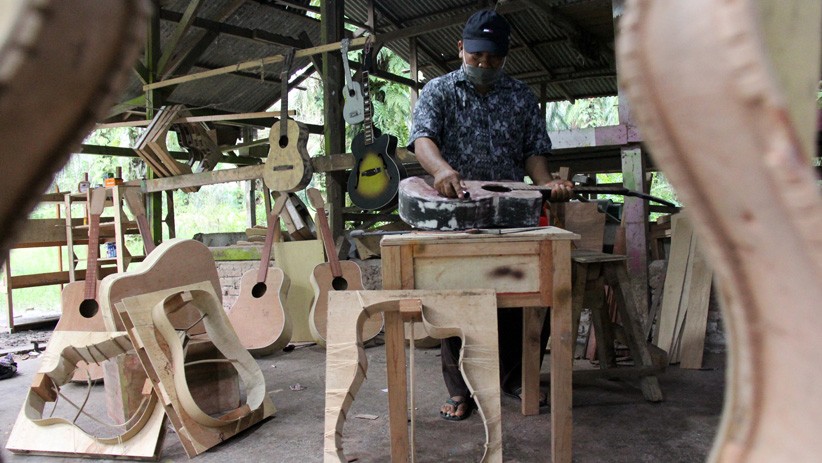 Perajin Gitar Rumahan di Dumai, Sehari Produksi 10 Buah - Bagian 2