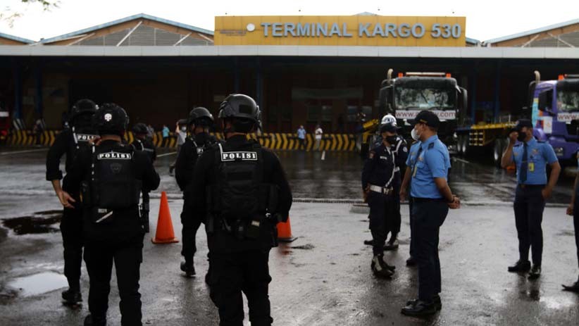 Penampakan 1,8 Juta Dosis Vaksin Covid-19 Sinovac Tiba di Indonesia - Bagian 5