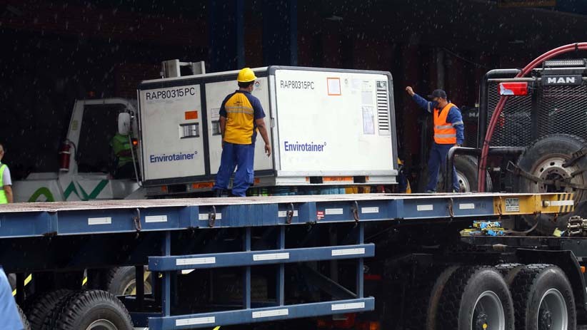 Penampakan 1,8 Juta Dosis Vaksin Covid-19 Sinovac Tiba di Indonesia - Bagian 3