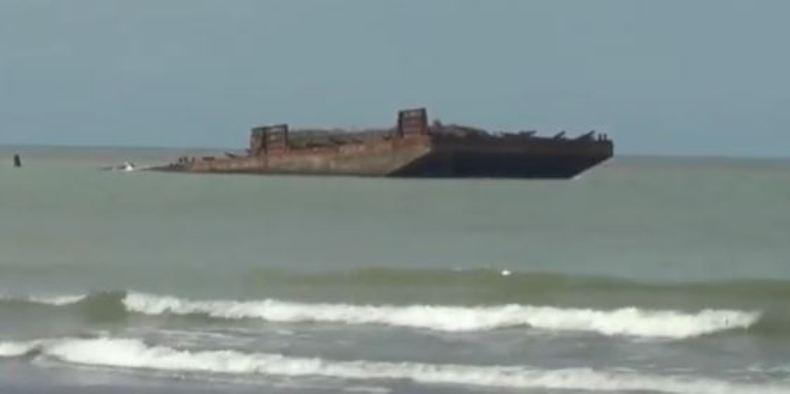 Cuaca Buruk Kapal Tongkang Kandas Di Pesisir Pantai Sigandu Batang Bagian 1