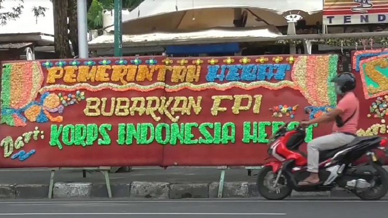 Karangan Bunga Hiasi Jalanan di Medan: Selamat 2021, Indonesia Bebas Covid dan FPI