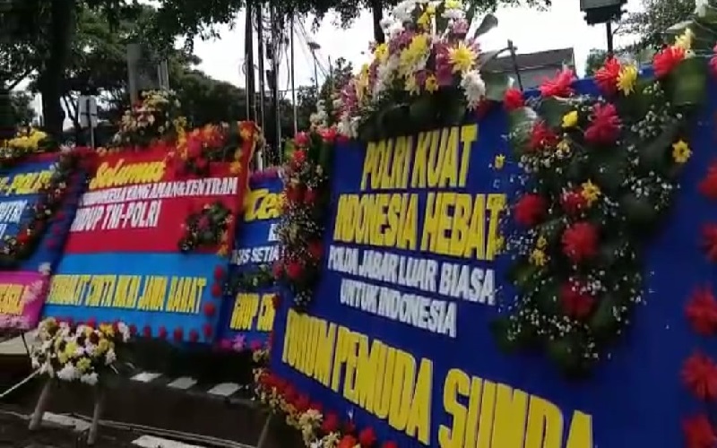 FPI Resmi Dibubarkan, Karangan Bunga Hiasi Gerbang Mapolda Jabar